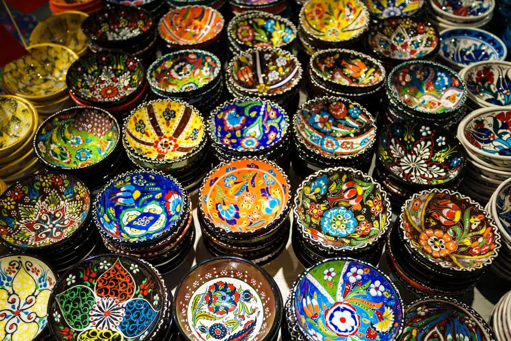 Turkish-colorful-ceramics-on-the-Istanbul-Grand-Bazaar