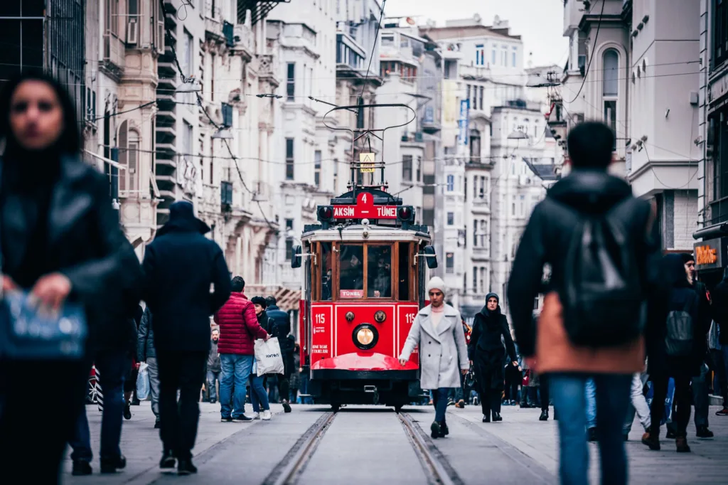 tramvay-istiklal-caddesi-people-and-shops