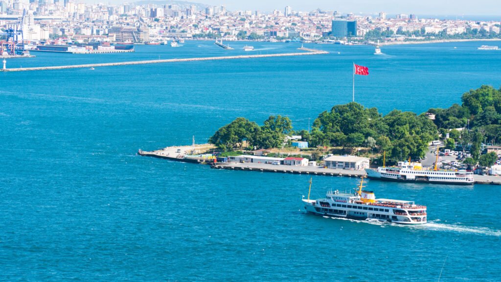 Bosphorus-Cruise-and-Boat-Tours-in-Istanbul