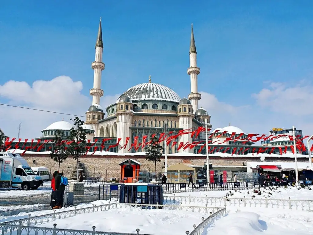 Taksim+Square+Mosque+in+the+snow.+Winter+in+Istanbul